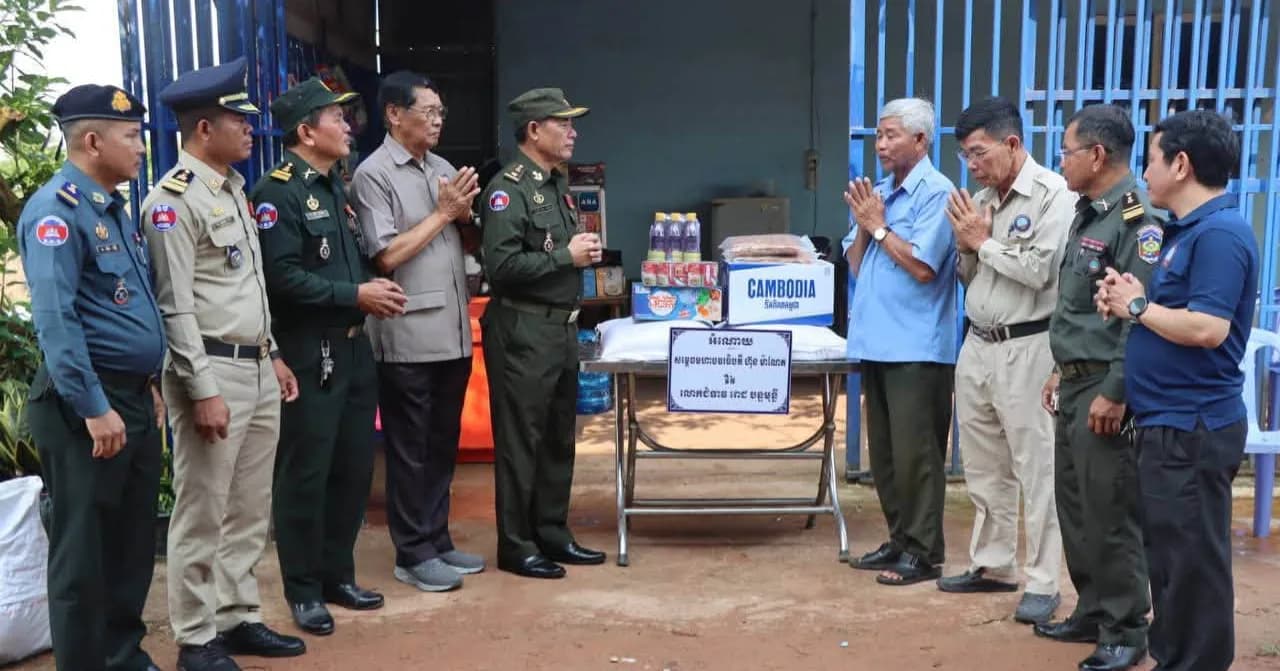 ឧត្តមសេនីយ៍ត្រី នូវ សំអុល នាំយកអំណោយមនុស្សធម៌របស់ សម្តេចធិបតី និងលោកជំទាវបណ្ឌិត ជូនអតីតយុទ្ធជនខ្វះខាតចំនួន ៣គ្រួសារ នៅក្រុងព្រះសីហនុ