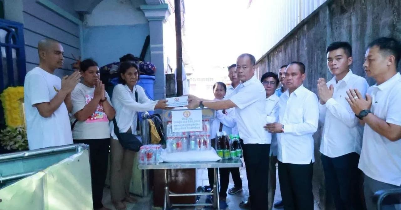 ឧត្តមសេនីយ៍ត្រី ហេង ប៊ុនទី ចុះសួរសុខទុក្ខ និងនាំយកអំណោយឧបត្ថម្ភដល់គ្រួសារសពមានជីវភាពខ្វះខាតនៅក្រុងព្រះសីហនុ