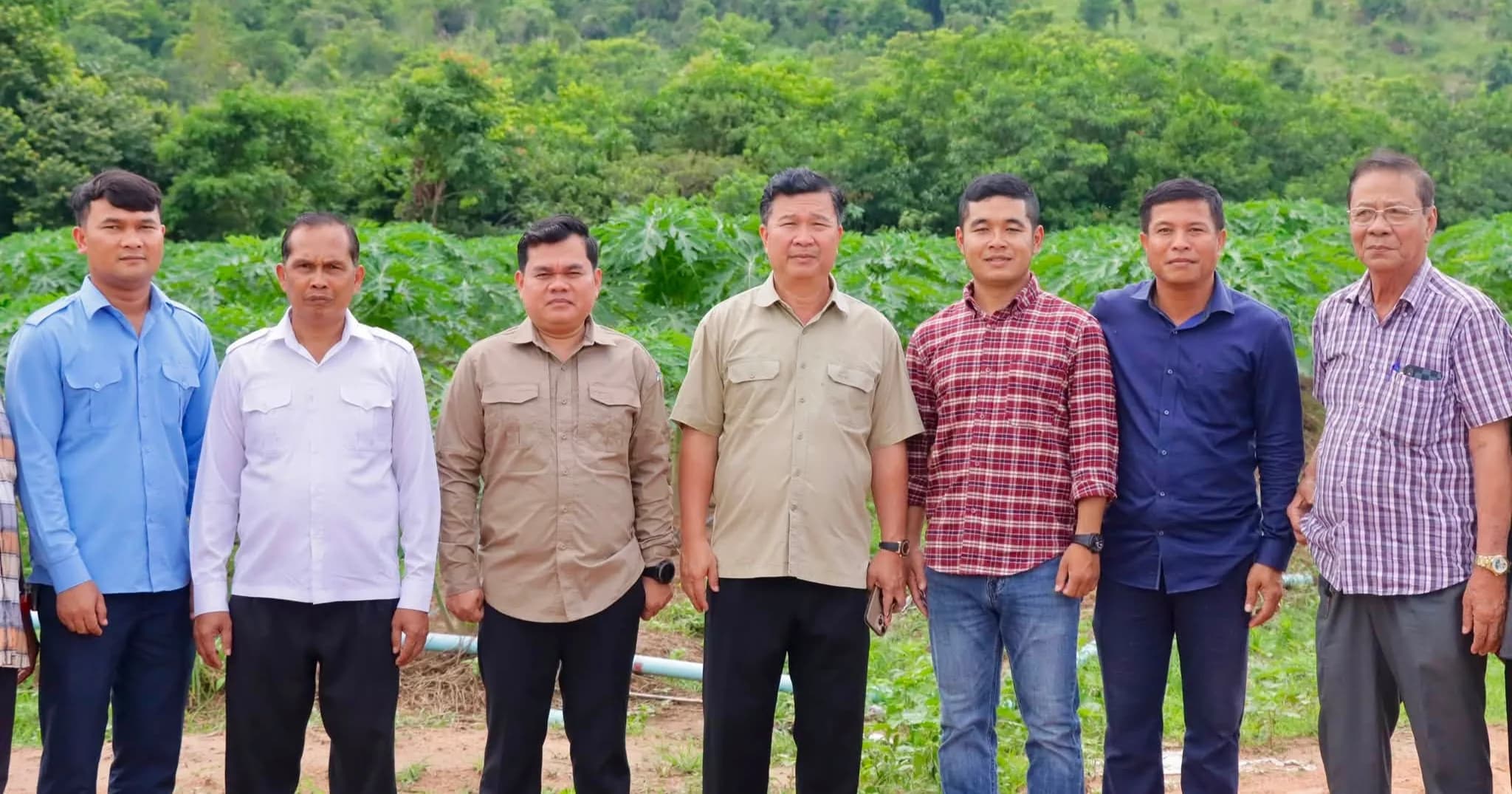 លោក ឆាយ សុគន្ធដា អភិបាលស្រុកកំពង់សីលា ចុះពិនិត្យសកម្មភាពកសិដ្ឋានចិញ្ចឹមជ្រូក និងដាំដំណាំល្ហុងក្នុងមូលដ្ឋាន
